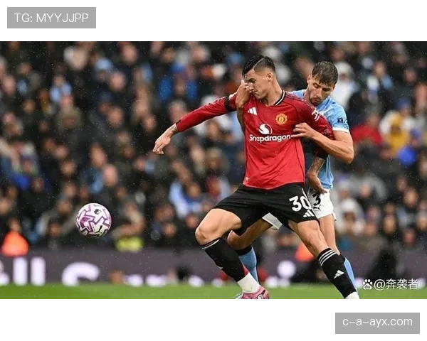 边路打不开，中路进不去，曼联的空间利用问题藏不住了